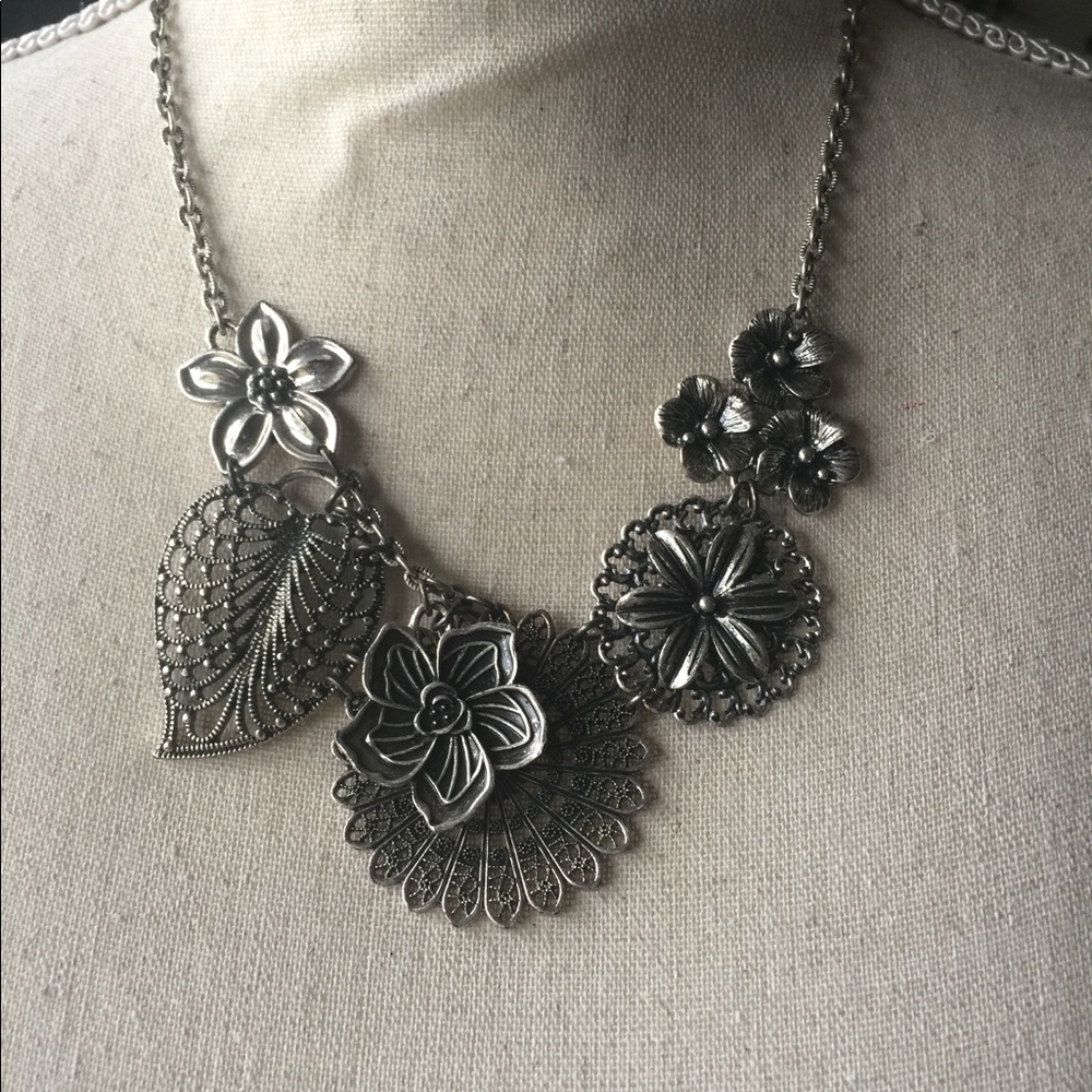 Premier Designs Flower necklace